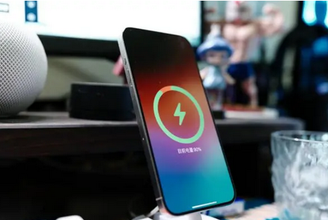 西秀苹果15换屏服务分享用什么充电器给iPhone15充电更好 